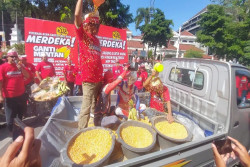 Peternak Gelar Aksi Mandi Jagung, Protes Mahalnya Harga Pakan