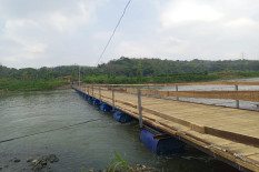 Pemerintah Bakal Bongkar Jembatan Apung , Warga Pajangan Menolak