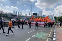 Demo Buruh, Massa Bergerak ke Gerbang Utama Gedung DPR