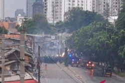 Demo Jakarta: Massa Didominasi Pelajar Bentrok dengan Polisi