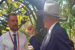Bob Katter Mau Tonjok Jurnalis TV saat Konpres, Ini Alasannya