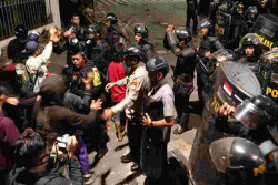 Demo Jakarta, Aparat Pukul Mundur Massa dari Senayan