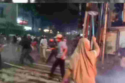 Aksi Emak-Emak Maju Sendirian saat Ricuh Massa Aksi Demo di DPR