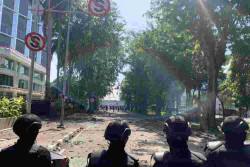 Petugas di Mako Brimob Kwintang Dilempari Batu oleh Demonstran