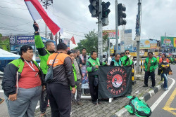 Ojol DIY Bagikan Pita Hitam Sebagai Aksi Solidaritas Meninggalnya Affan di Jakarta