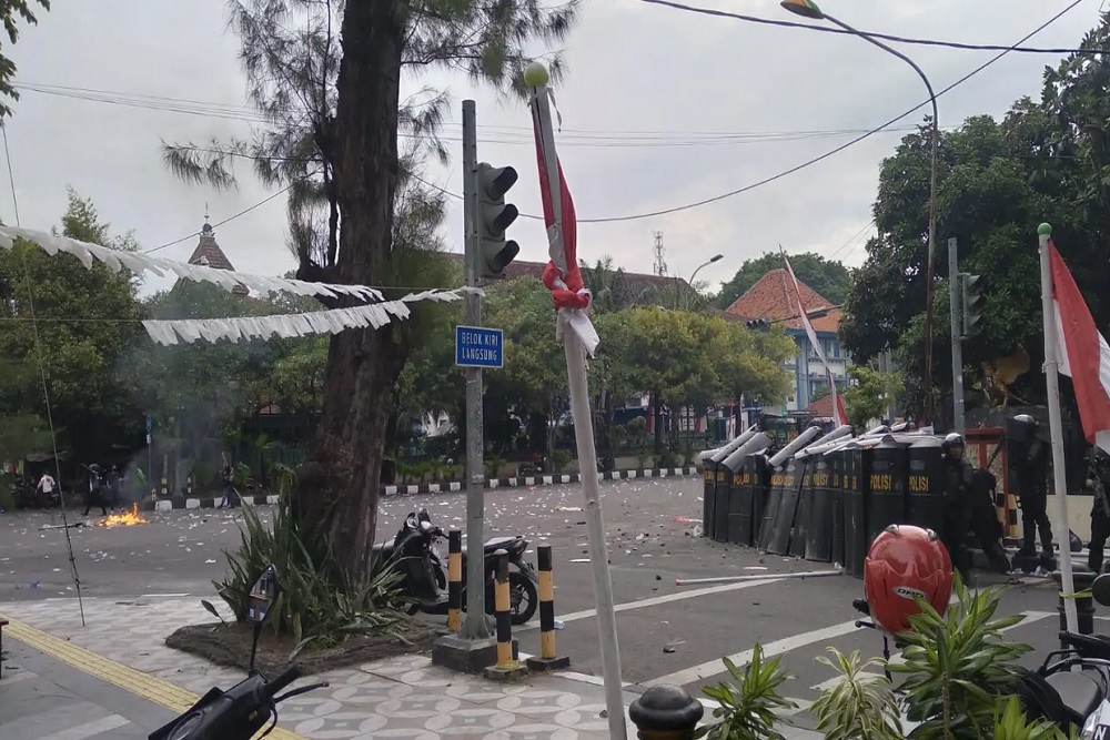 Aksi Bakar-Bakaran Terjadi dalam Demo Pengemudi Ojol di Solo, Ini Situasi Terkini