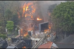 Demonstran Bakar Bangunan Aset MPR RI di Bandung