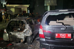 Massa Bakar Sejumlah Mobil di Kantor Gubernur Jateng