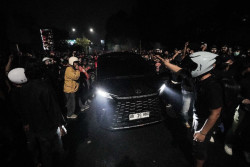 Datangi Mapolda DIY, Gubernur DIY Sri Sultan HB X Disambut Massa Aksi