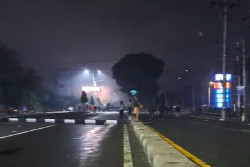 Situasi Terkini di Mapolda DIY, Massa Blokade Ring Road Utara dengan Separator Besi