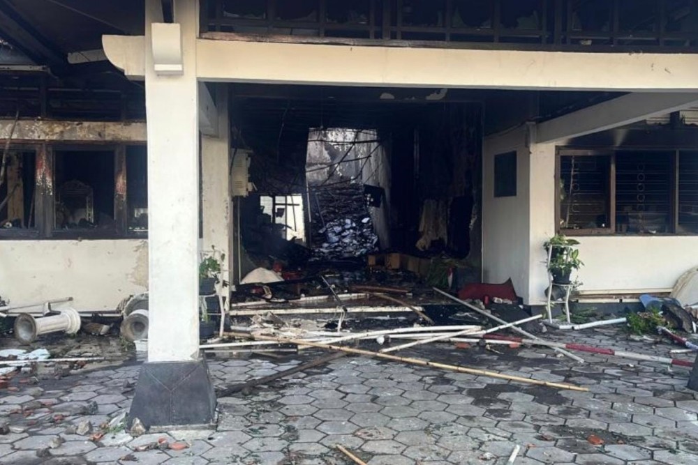Ruang Sekwan DPRD Surakarta Dibakar Massa