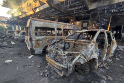 67 Mobil di Makassar Ludes Dibakar Massa