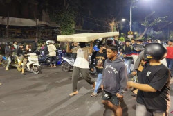 Massa Jarah Sejumlah Barang Saat Gedung Negara Grahadi Surabaya Terbakar