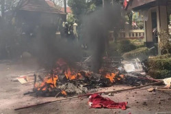 Sepeda Motor Satpam DPRD Dibakar Saat Massa Menggelar Aksi di Cirebon