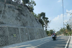 Batu di Bukit Clongop Gedangsari Rawan Runtuh, Butuh Penanganan!