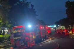 Gedung Gegana di Jakarta Terbakar, 12 Pemadam Kebakaran Dikerahkan