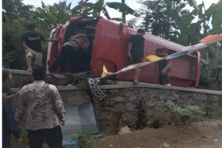 Minibus Terguling di Margoyoso Karanganyar, 3 Penumpang Luka-luka