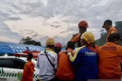 Evakuasi Korban Helikopter Jatuh di Kalsel, SAR Kirim 60 Personel SRU Darat