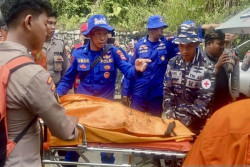 SAR Temukan Potongan Jasad Korban Kecelakaan Helikopter BK117 D3