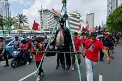 Demo Berlanjut: Massa Bawa Patung Tikus ke Monas