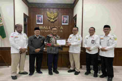 Hasto Terima Penghargaan Kepala Daerah Pendukung Digitalisasi Zakat