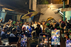 Tradisi Kraton Jogja, Sri Sultan HB X Robohkan Tembok di Masjid Gedhe Kauman