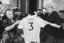 Jay Idzes Beri Penghormatan untuk Suporter Timnas Meninggal