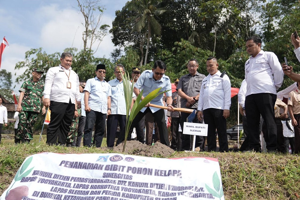 Dukung Ketahanan Pangan, Bapas-Pemkab Sleman Tanam Bibit Kelapa