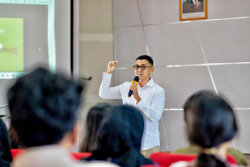 DHINAR ARGA DUMADI: Public Speaking Jadi Cara Menjaga Citra Diri