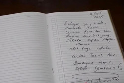 Kunjungi SR, Prabowo Tinggalkan Tulisan Tangan di Buku Tulis