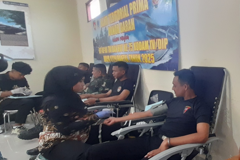 TNI-Polri Ikut Donor Darah dalam Penutupan 13 Tahun UUK DIY di Pleret