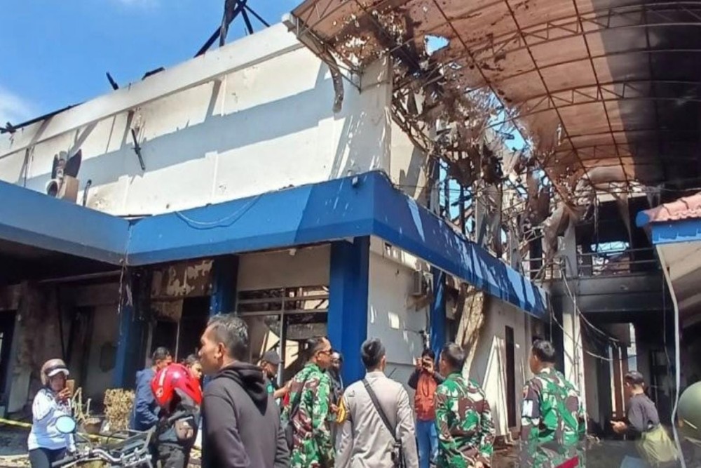 Menteri PU Cek Bangunan DPRD Kediri Dibakar Massa