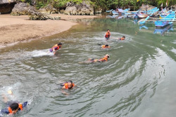 Nelayan Baron Gunungkidul Dilatih Bertahan Hidup di Laut