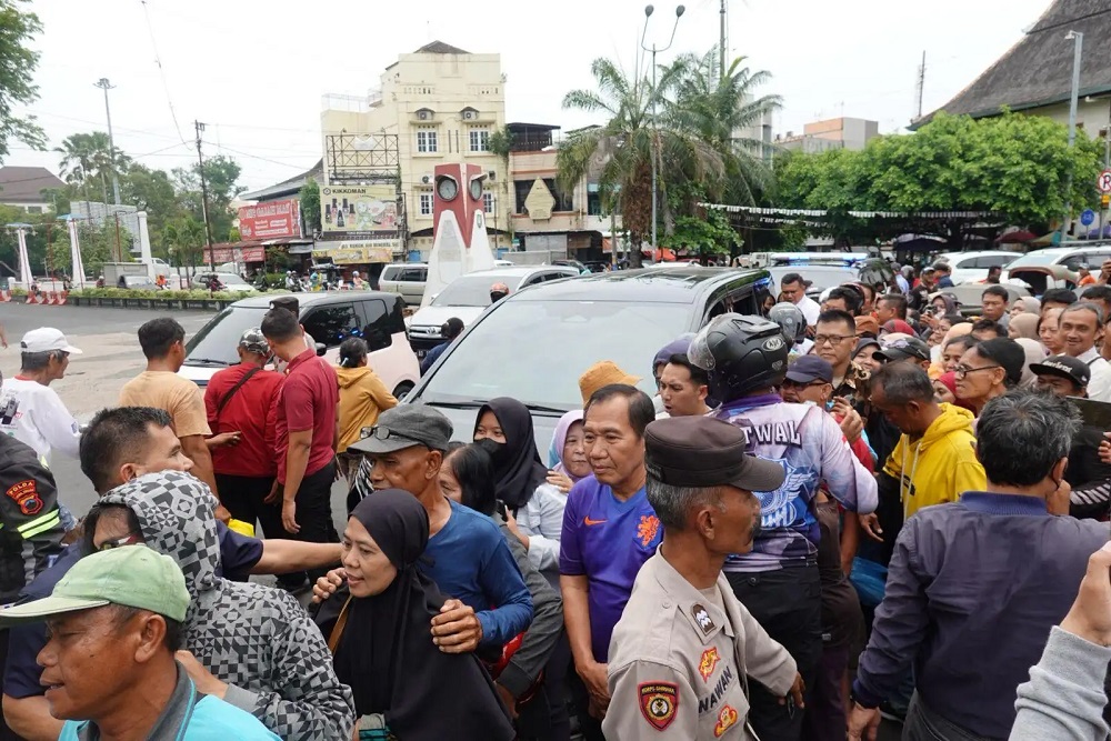 Jokowi Bagi-bagi Sembako di Terminal Tirtonadi dan Pasar Gede