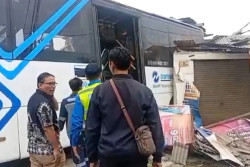 Transjakarta Tabrak Kendaraan dan Ruko, 6 Orang Luka-luka