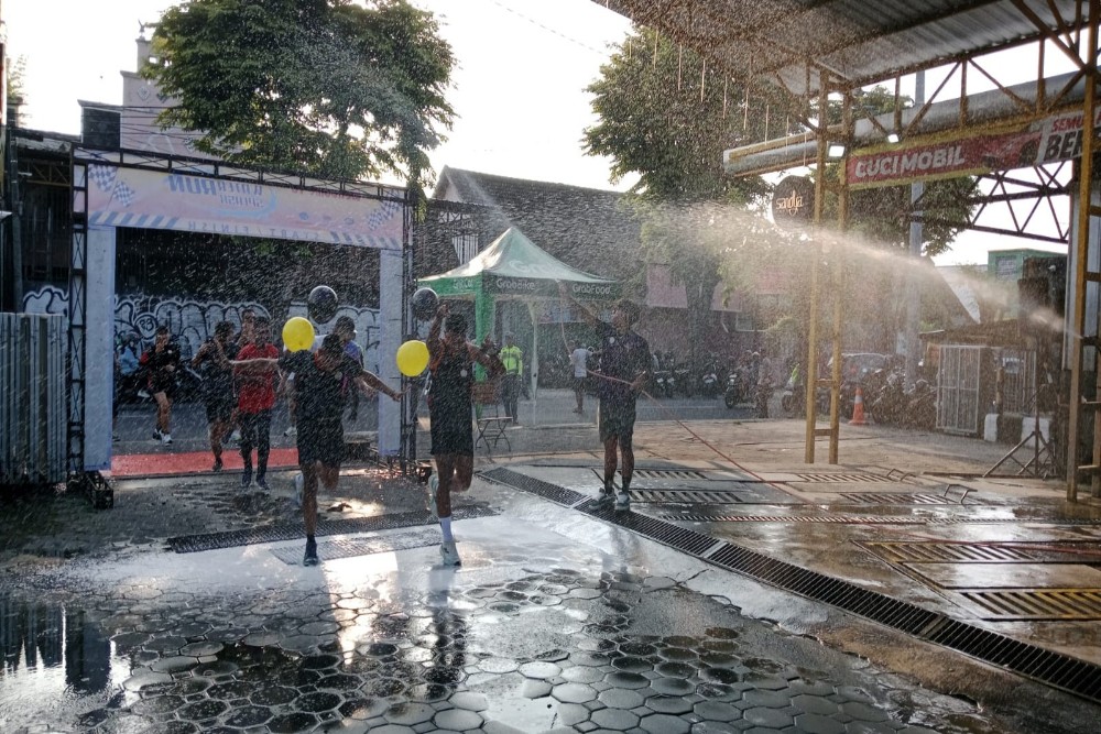Unik! Ada Lari Start Finish di Tempat Cucian Mobil, Peserta Diguyur Air