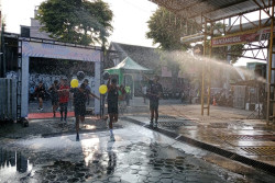 Unik! Ada Lari Start Finish di Tempat Cucian Mobil, Peserta Diguyur Air