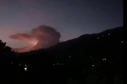 Heboh Kilatan Cahaya Gunung Guntur, BPBD Tegaskan Bukan Erupsi