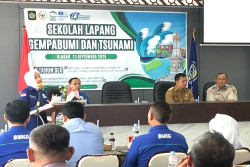 Warga Pesisir Kulonprogo Mengikuti Sekolah Lapang Gempa Bumi