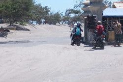 Akses Pantai Parangkusumo Tertutup Pasir Ganggu Kenyamanan Wisatawan