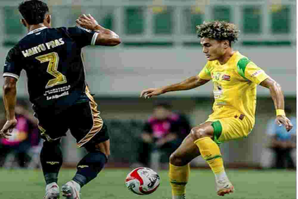 Diwarnai Kartu Merah, Babak Pertama Dewa United vs Persebaya Berakhir Kaca Mata