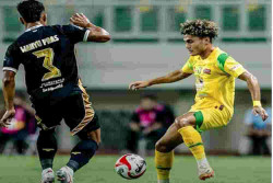 Diwarnai Kartu Merah, Babak Pertama Dewa United vs Persebaya Berakhir Kaca Mata
