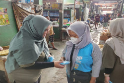BPJamsostek Jogja Bagikan Tas Ramah Lingkungan di Pasar Demangan