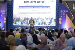 Wamen Ossy Serahkan Sertipikat ke Penggiat UMKM di Garut