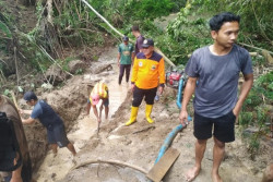 Tebing 50 Meter Longsor Tutup Sungai Ungkal Tawangmangu