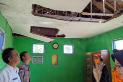 Terdampak Gempa Mag 6,5 Sumenep, Bangunan di Jember Ambruk