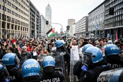 Israel Cegat Flotilla Gaza, Demo Pro Palestina di Italia Memanas