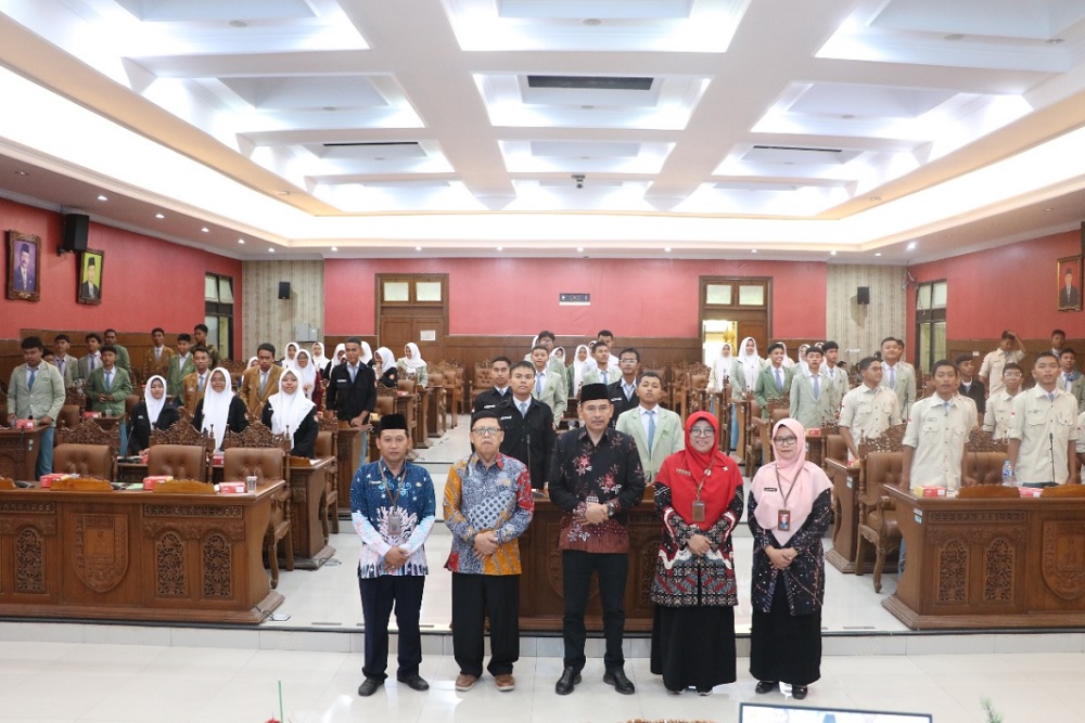 Siswa MAN 1 Magelang Belajar Penyerapan Aspirasi di DPRD