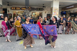 Hari Batik Nasional, Komunitas Perempuan Berkebaya Tampil di Malioboro
