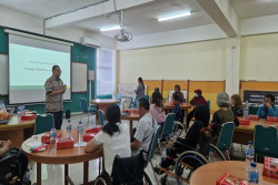 Dosen UKDW Dampingi Difabel Imogiri, Produksi Batik dan Kerajinan